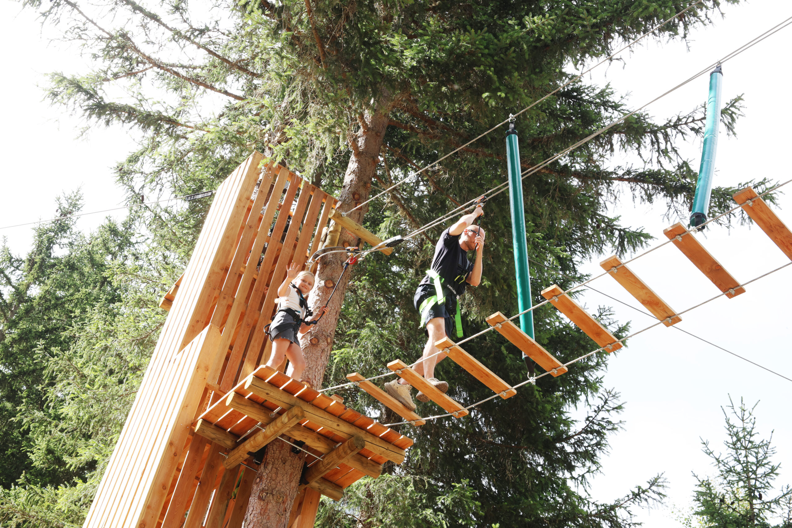 Participants sur un parcours aventure équipé du système Saferoller Kanopeo
